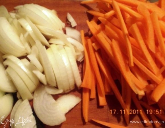 добавляем в варево нарезанный лук, морковь, зелень, соль и тушим (варим) до готовности. Затем засыпаем рис и добавляем воды, если это необходимо ( у меня воды было достаточно), варим до готовности риса.
Приятного аппетита!