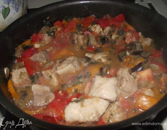 Моем, чистим, режем кубиками перцы и помидор. Лук нарезаем полукольцами и ещё пополам. Чеснок нарезаем тонкими пластинами (поперёк). Выкладываем к мясу тушим 5-10 мин, затем выкладываем помидор, петрушку, лук, чеснок. Солим. Тушим ещё пару минут! Блюдо готово, приятногоаппетита!!!