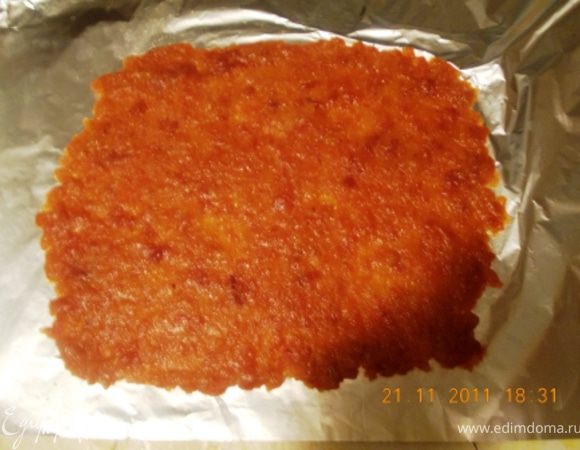 раскатать на столе фольгу или пищевую плёнку и выкладываем слоями курагу ( потолще слой должен быть, я слишком тонко размазала и меня кое-где порвался )