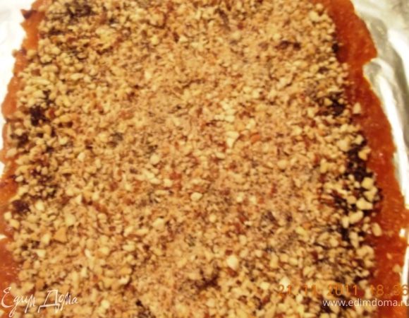 орехи, и поливаем мёдом, 2-3 ложки достаточно