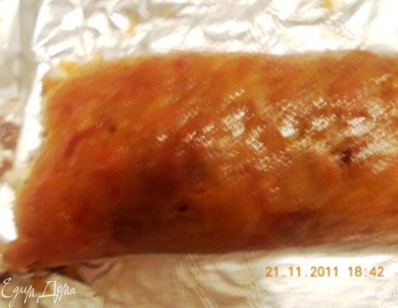 при помощи фольги или плёнки сворачиваем рулет, заворачиваем его в фольгу и убираем на холод на ночь.
Приятного аппетита!