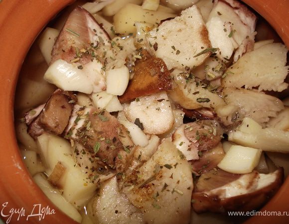 все ингредиенты порезать, положить в горшочек слоями: картофель, мясо, лук и морковь, грибы, специи.Залить жидкость.И в духовку 180-200 градусов на 30 минут. 