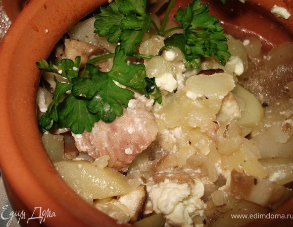 За 10 минут до окончания добавить сметану, немного перемешать сверху.