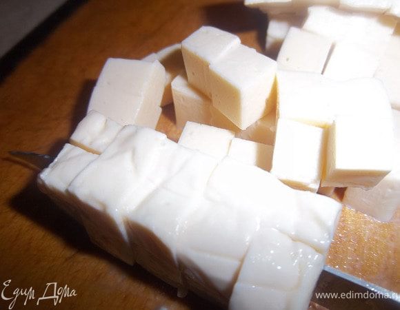 Плавленый сыр порезать кубиком.