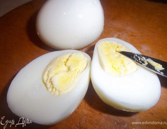 Сваренные вкрутую яйца нарезать дольками.