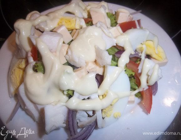 Оливковое масло хорошо вымешать с соком лимона, добавить горчицу и сливки. Заправку лучше всего взбить в шейкере, чтобы все ингредиенты хорошо смешались. Полить заправкой салат и подавать ко столу.