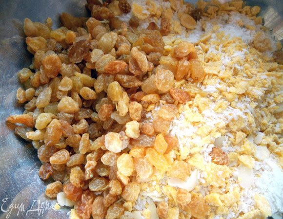 Изюм ***при необходимости предварительно замочить в воде, обсушить***.