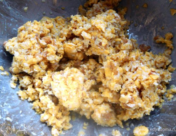 Перемешать все ингредиенты. Должна получится тяжелая, липкая, немного влажная основа, все компоненты которой представляют единое целое. Если масса вышла слишком сухой - необходимо добавить еще немного сгущенного молока. Также можно оставить минут на 15 - ингредиенты немного размокнут и Вам будет проще формировать печенье. 