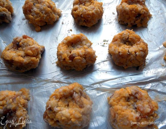 Противень обязательно застелить фольгой, смазать маслом. Сформировать печенье (плотно утромбовать с помощью ложек или руками, чтобы меньше распадалось), выложить на противень ***оно не увеличится в размере, поэтому растояние оставляйте минимальное***. Сделать в печенье небольшое углубление посредине. 