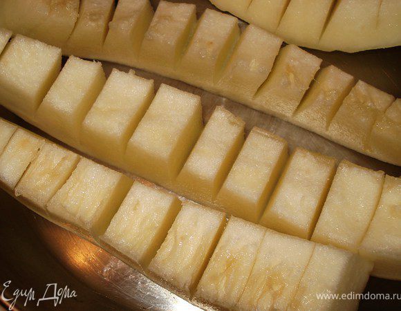 Запечь дыню. Порезать дыню на дольки, а потом каждую надрезать до корочки.Положить их на сковороду, полить коньяком и посыпать сахаром. Поставить в духовку и запечь в течении 20 минут при 200 градусов.