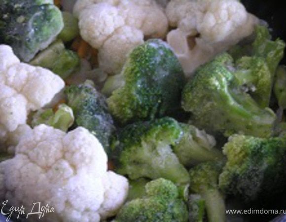 затем цветную капусту и брокколи, тушить 5-7 минут.