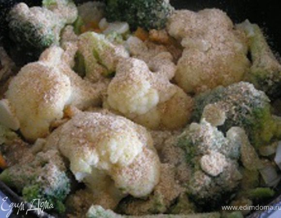 Посолить, поперчить, добавить нарезанный чеснок и панировочные сухари. Перемешать, тушить еще 2-3 минуты, до мягкости овощей.