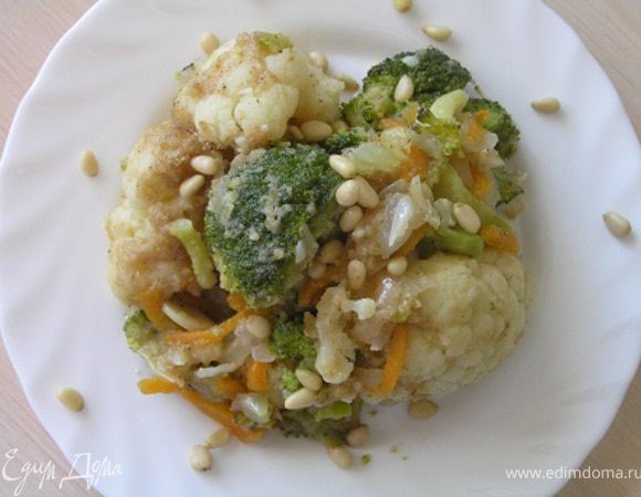 Разложить по тарелкам, посыпать кедровыми орешками.