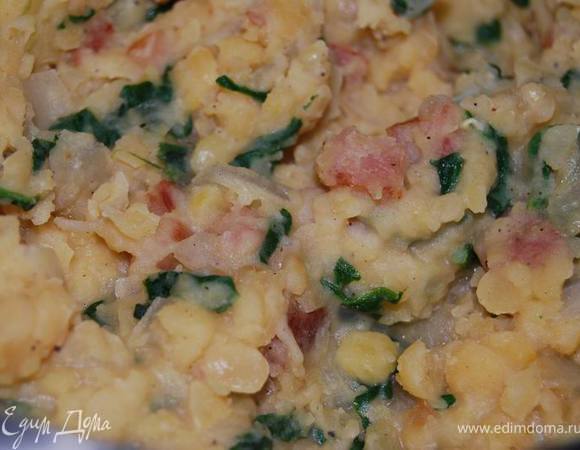 Добавить эту смесь в горох. Приправить по вкусу солью,перцем.