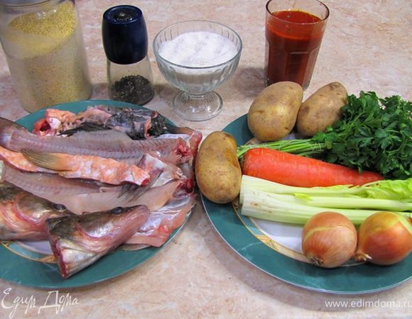 Что делать, если использована вся рыба и остались только головы, скелеты, хвосты и плавники? Как ни странно, можно приготовить уху.<br />
Если откинуть романтику по поводу приготовления ухи на природе и попытаться разобраться, что и как происходит (да простят меня истинные ценители ухи и традиций ), то можно заметить следующее.<br />
Для вкуса необходимо готовить рыбный суп (я обобщаю) на бульоне. Это может быть рыбный бульон (пресловутая «первая закладка» рыбы), овощной бульон. Кроме того, нельзя переваривать рыбу, которую вы подаете вместе с ухой. И это не только потому, что рыба разварится. Дело в том, что рыба обладает определенной сладостью, которая очень хорошо чувствуется в правильной ухе, и которая очень быстро исчезает, если рыбу переварить. Кроме того, для загущения бульона используются картофель и/или пшено (просо). Лично я использую и то и другое, хотя слышал много разных версий.