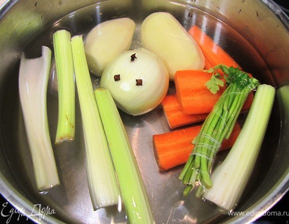 Букет гарни или стебли петрушки сверните и свяжите хлопчатобумажной нитью. Положите все в широкую кастрюлю, влейте 2 л воды.