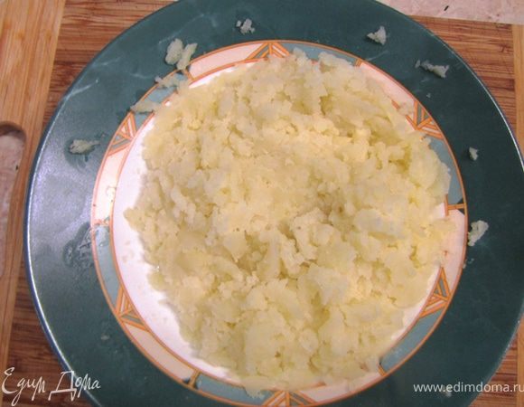 Доведите до кипения и варите на маленьком огне 30 минут. Проверьте картофель на готовность, воткнув тонкий длинный нож. Если нож проходит легко и равномерно по всей длине, выключите огонь. Выбросьте все овощи кроме картофеля. Они свою функцию уже выполнили. Картофель разомните в пюре вилкой и положите обратно в бульон.