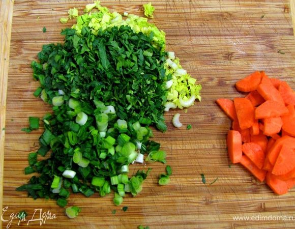 Разрежьте морковь вдоль, а затем поперек, нарежьте на кусочки толщиной 3 мм. Порубите петрушку и сельдерей.