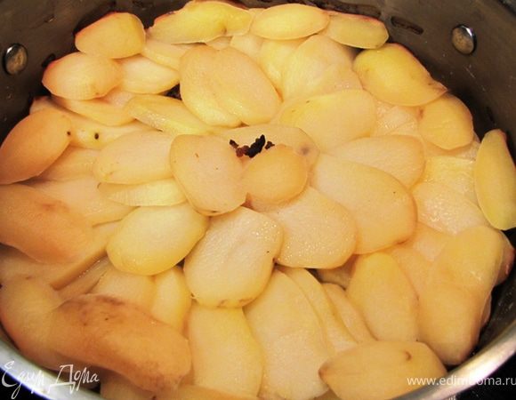 Как видно по ингредиентам блюдо очень простое.
К сожалению у меня не было мяса с лопатки, поэтому я несколько видоизменил процесс приготовления. Но если вы сделаете так, как я описываю, думаю, что блюдо от этого только выиграет, тем более из лопатки.
Итак, срезав все жилы и жир (немного жира можно оставить, но только совсем чуть-чуть), порежьте мясо на куски 2 х 3 х 5 сантиметров.
Разогрейте растительное масло на сковороде на сильном огне.
Обжаривайте мясо, положив его на сковороду в один слой. В противном случае мясо будет не жариться, а сразу отдаст сок. Переверните каждый кусок через две-три минуты, чтобы обжарить куски со всех сторон.
У меня получилось три порции мяса, которые я жарил по очереди.
После обжаривания последней очереди мяса, налейте пол литра воды в сковороду.
Деревянной лопаткой соскоблите все остатки со дна сковороды так, чтобы они растворились в воде.
Выключите огонь под сковородой. Воду потом используйте при тушении.
Тем временем почистите картофель. Чтобы картофель не потемнел, положите его в холодную воду.
Срежьте стрелки у лука, разрежьте луковицы вдоль вместе с кожурой. Теперь вам будет легко снять кожуру (с половинок). Попку не срезайте, т.к. именно так вам будет легко нарезать лук и слои не будут расходиться.
Нарежьте лук тонкими полукольцами.
Нарежьте картофель тонкими дисками.
Выложите половину картофеля в толстостенную кастрюлю.
Поверх выложите половину лука.
Выложите сверху все мясо. Щедро его посолите (большую часть соли).
Посыпьте мясо тимьяном.
Выложите поверх мяса оставшийся лук.
Поверх лука выложите оставшийся картофель (старайтесь аккуратно, чтобы готовое блюдо в итоге красиво выглядело).
Посыпьте сверху оставшейся солью. Вылейте в кастрюлю воду с соками из сковороды.
Накройте кастрюлю фольгой и тщательно заверните фольгу. Накройте крышкой.
Запекайте в духовке при температуре 170 градусов в течение двух-трех часов (у меня получилось три часа).
Вытащите кастрюлю и дайте постоять минут 15.