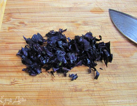 Все очень просто.
Моем клубнику, срезаем листочки.
Нарезаем базилик.