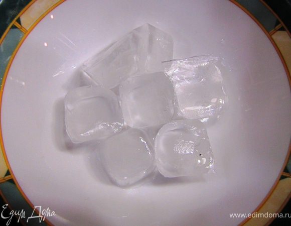 Берем лед. У меня 7 маленьких кубиков.