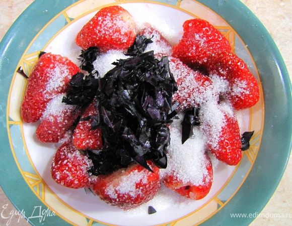 Все складываем в блендер, наливаем туда же коньяк (бренди).