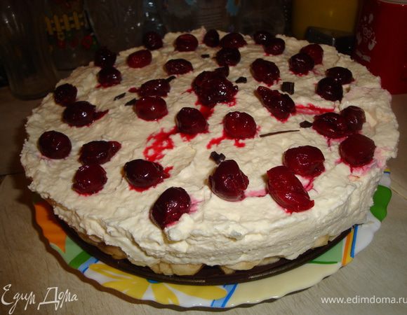 Торт поставить на 3-4 часа в холодтльник, а лучше на ночь. Он будет еще вкуснее. Украсить ягодами или фруктами, а можно подать и без. Очень быстро, просто и обалденно вкусно!