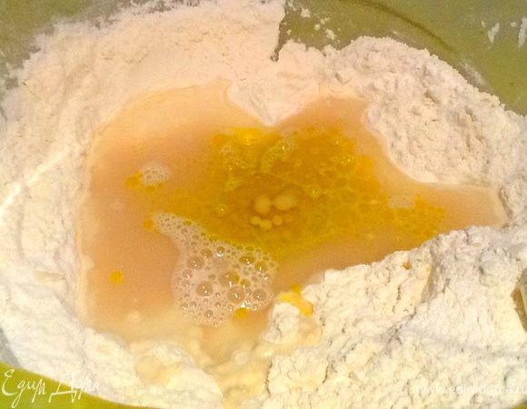 Добавить к муке воду, масло и дрожжи. Перемешать. Если необходимо — подсыпать муку и замесить гладкое эластичное тесто. Поставить в теплое место на 40 минут.