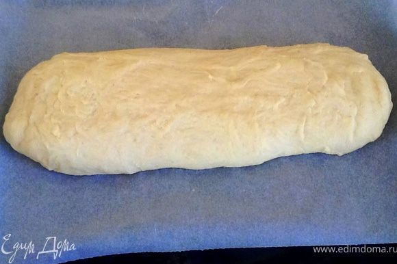 Положить тесто для хлеба на противень, смазанный маслом, или на пергамент и снова дать отдохнуть 10 минут.