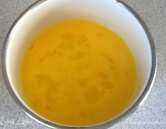 Яйцо взбить вилкой.