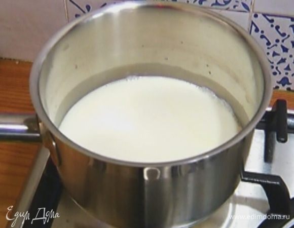 Молоко и сливки влить в небольшую кастрюлю и довести до кипения.