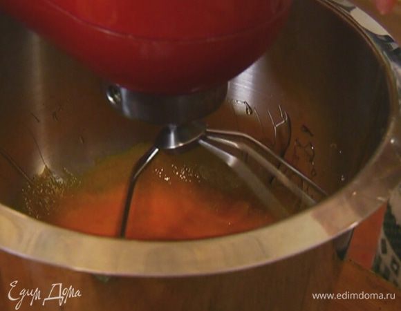 Желтки с медом взбить в комбайне.