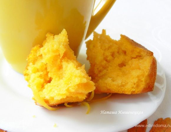 Для глазури растереть сахарную пудру с лимонным соком.
Остывшие кексы покрыть глазурью.