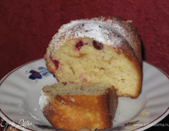 Взбить яйца с сахаром, влить кефир добавить масло, перемешать.Если у вас масло не солёное, то добавьте щипотку соли.Всыпать муку смешанную с разрыхлителем.Замесить тесто.Добавить ванильный сахар или просто ваниль.Аккуратно добавить присыпанную мукой клюкву.перемешать.
Форму смазать.Я выпекала 1час при темп.180.Вторую половину часа уменьшила на 160. 
Выложить на блюдо посыпать сах.пудрой.
Кексик тает прям во рту!