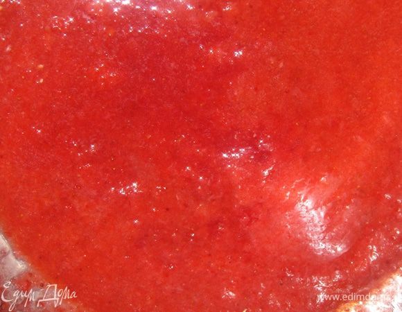 Клубнику разморозить и измельчить в гладкое пюре.