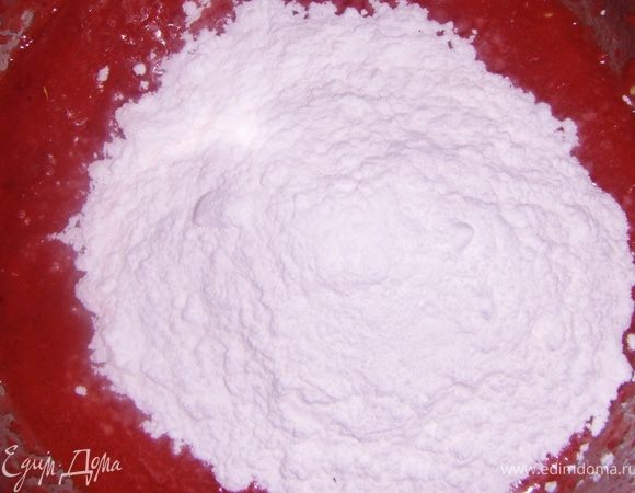 Добавить сахарную пудру - 200 гр, остальное а присыпку, лимонный сок и гренадин. Еще немного перемешать в блендере.