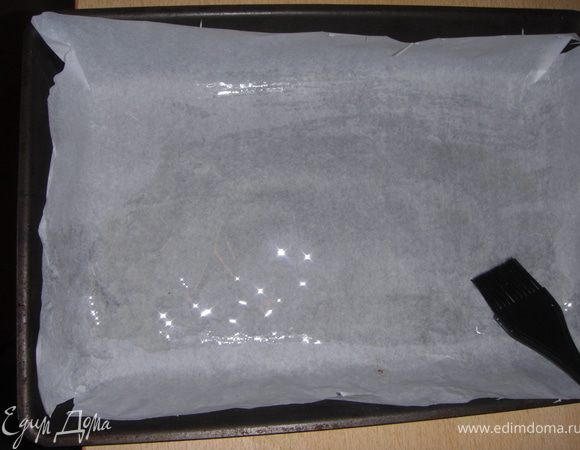 Застелить бумагой для выпечки и промазать маслом.