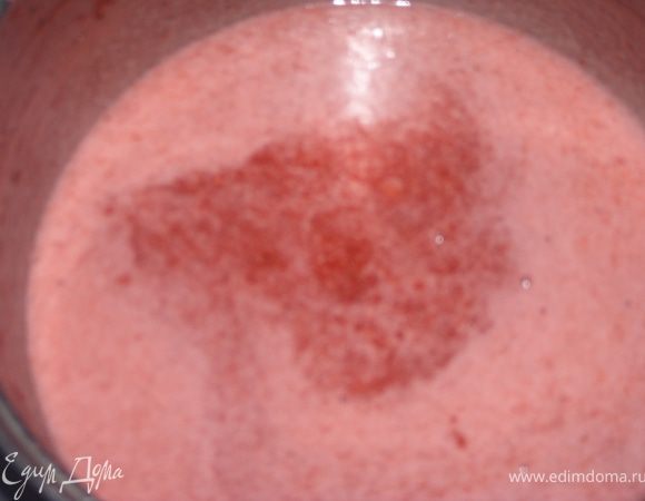 Добавить желатин в клубничное пюре и оставить на 3 минуты. За тем подогреть до полного растворения желатина. 