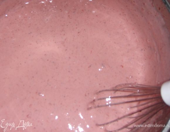 Остудить до комнатной температуры за тем взбивать на быстрой скорости в течении 5-10 минут, пока масса сильно не увеличится в объеме и не станет нежно розового цвета.