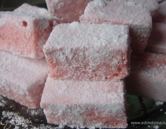 На стол просеять сахарную пудру и выложить из формы суфле. Нарезать на квадратики или прямоугольники. Перед каждым использованием ножа его мыть и смазывать маслом. Обсыпать сахарной пудрой и подавать. Наслаждайтесь!))