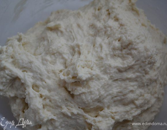 Ингредиенты для теста смешать и замесить очень нежное и легкое тесто. От густоты  кефира будет зависеть больше 2 стаканов муки уйдет или ровно. Надо чтобы кефир был густым.
Тесто будет прилипать. 
