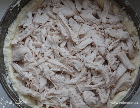 Распределить начинку на тесте, потереть сверху сыр 