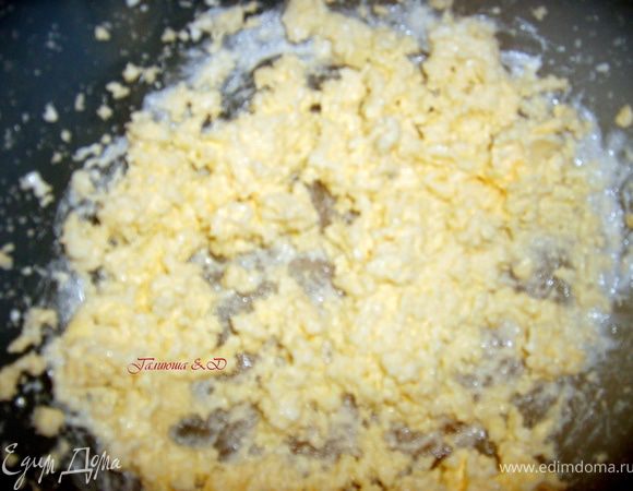 Масло взбить с сахаром, до побеления масла