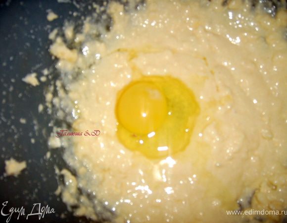 Добавить туда яйцо, хорошенько взбиваем еще раз



