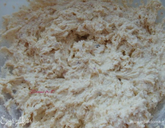 Добавить муки перемешать. (тесто должно получится густое, чтобы можно было ложкой заполнить формочки) Возможно потребуется немного больше муки, все зависит от ее качества и клейковины