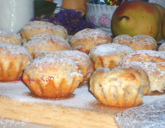 Даем кексам остыть в формочках, после вынимаем и посыпаем сахарной пудрой или какао.