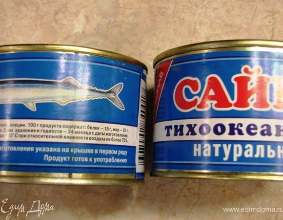 Я готовил этот салат из разной рыбы. К сожалению (а может к счастью  ), лучший результат получается с сайрой и именно такой, как изображена на фотографии.