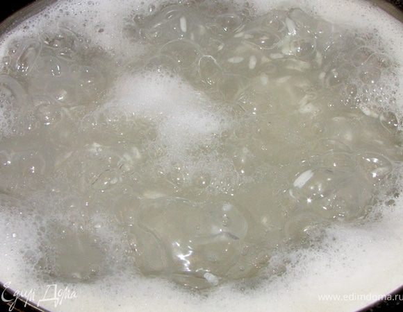 Проводим подготовительные работы.
Промойте рис до прозрачной воды.
Вскипятите 2 литра подсоленной воды (к подсаливанию не относитесь формально. Попробуйте воду. Она должна быть приятной на вкус).
Положите рис в воду и сразу размешайте, чтобы рис не прилип ко дну и друг к другу.
Варите рис около 12 минут до готовности (не переварите рис).