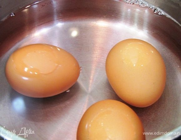 Откиньте рис на дуршлаг и промойте в холодной воде.
Отварите яйца в воде в течение 10 минут (можете проткнуть иголкой тупой конец яйца - таким образом скорлупа не лопнет).