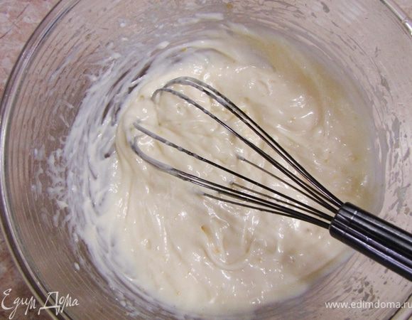 Приготовьте домашний майонез, добавьте в него пол чайной ложки горчицы и столовую ложку воды и хорошо перемешайте.